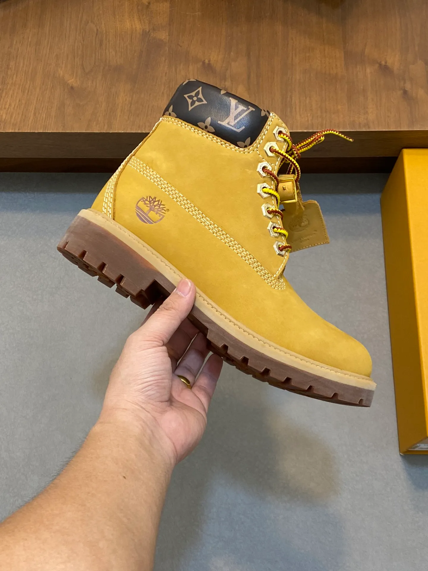Men's shoes 💰💰760 Loui* Vuitto* x Timberlan* co-branded presbyopic rhubarb boots, ankle boots, short boots, LV x Timberland ankle boots are made of Monogram embossed waterproof nubuck cow leather, relying on the brand's exquisite craftsmanship to carefully reshape the classic Timberland 6-inch boot shape in Italy, making an eye-catching appearance in American workwear style. Created by Pharrell Williams Men's Fall/Winter 2024 show. The Monogram embossed tongue, original Timberland laces and outsole are exquisite details, the leather label expresses the cooperation logo, and the delivery counter is exquisitely packaged! ▪️Size: Women's 35-40 (customized in 40) ▪️Size: Men's 39-46 (45/46 customized)